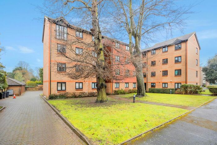 2 Bedroom Flat To Rent In Adams Close, Surbiton, KT5