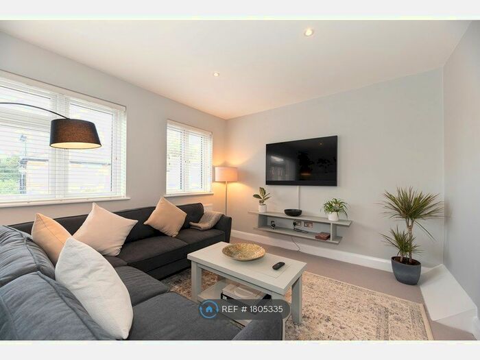 3 Bedroom Flat To Rent In New Broadway, Hampton Hill, Hampton, TW12