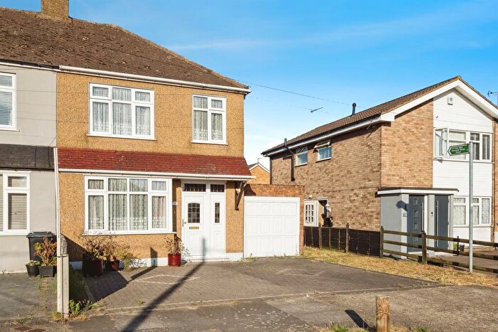 3 Bedroom End Of Terrace House For Sale In Lake Avenue, Rainham, RM13
