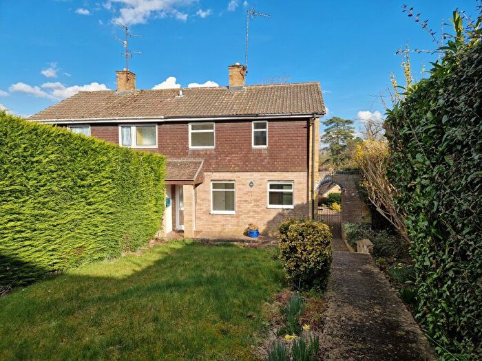 3 Bedroom Semi-Detached House To Rent In Lennox Gardens, Banbury, Oxon, OX16