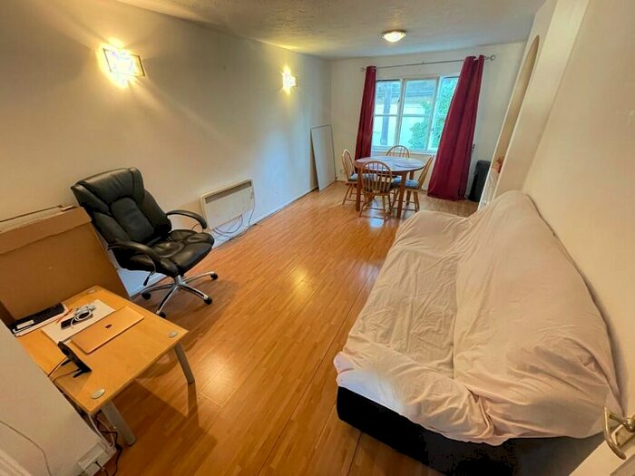 2 Bedroom Flat To Rent In Heddington Grove, London, N7