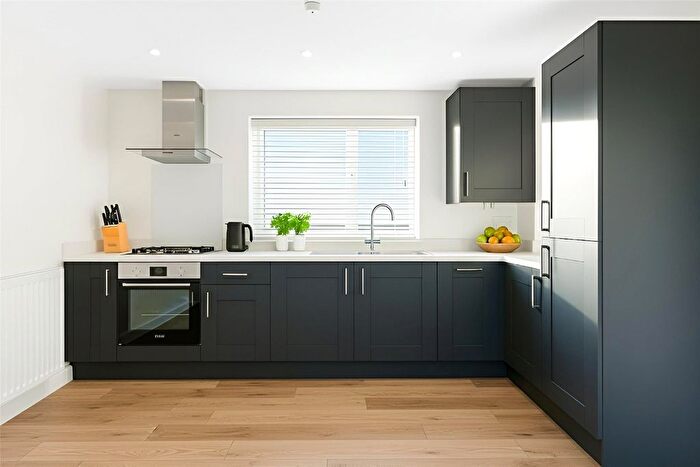 2 Bedroom Flat For Sale In Alphington, Exeter, Devon, EX2