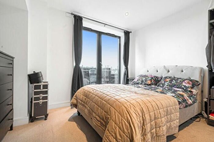 3 Bedroom Flat To Rent In Merino Gardens, London, E1W