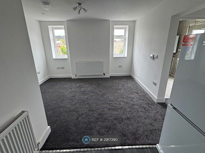 2 Bedroom Flat To Rent In Chapeltown, Pudsey, LS28