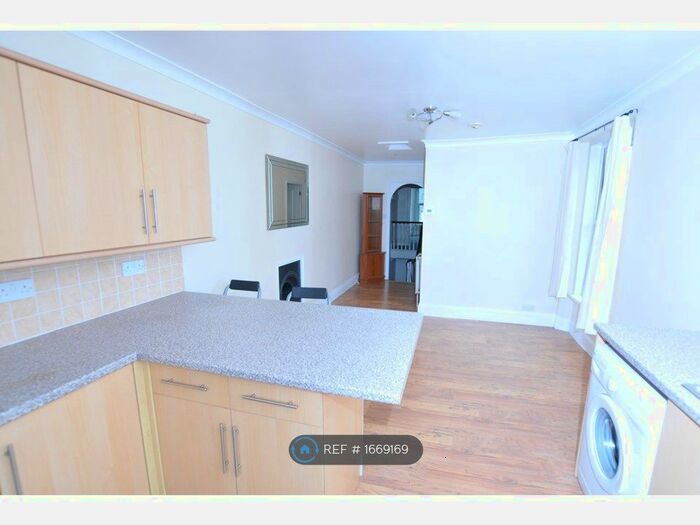 2 Bedroom Flat To Rent In Alexandra Road, Mutley, Plymouth, PL4