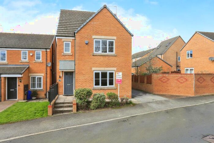 4 Bedroom Detached House To Rent In Sycamore Avenue, Whinmoor, Leeds, LS14