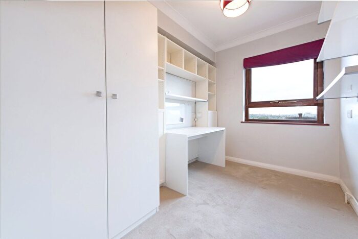 2 Bedroom Flat For Sale In Finchley Road, London, NW11