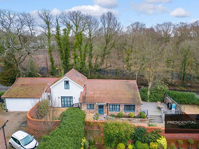 3 Bedroom Detached House For Sale In Lingmere Close, Chigwell, IG7