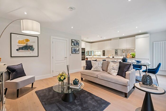 2 Bedroom Flat For Sale In Packhorse Road, Gerrards Cross, Buckinghamshire, SL9