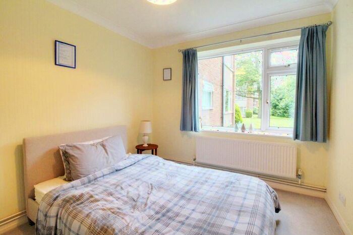 2 Bedroom Flat For Sale In Lambs Close, Cuffley, EN6