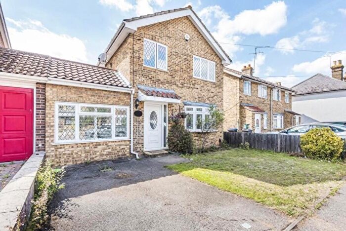 4 Bedroom Link Detached House To Rent In Byfleet, Surrey, KT14