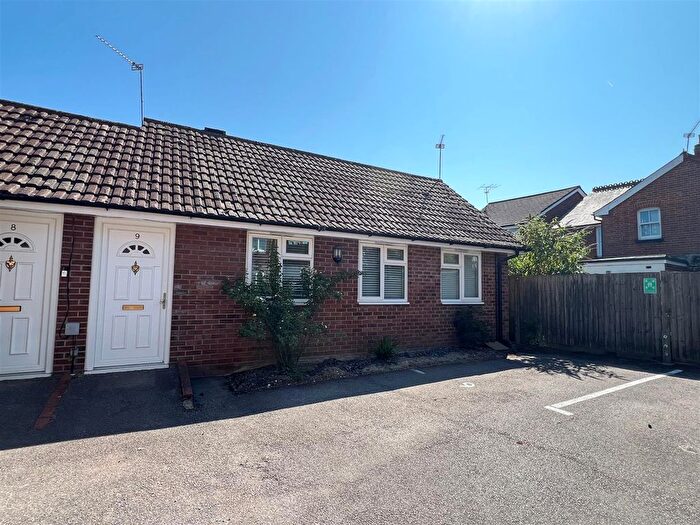 1 Bedroom Semi-Detached Bungalow For Sale In Flaxfield Road, Basingstoke, RG21