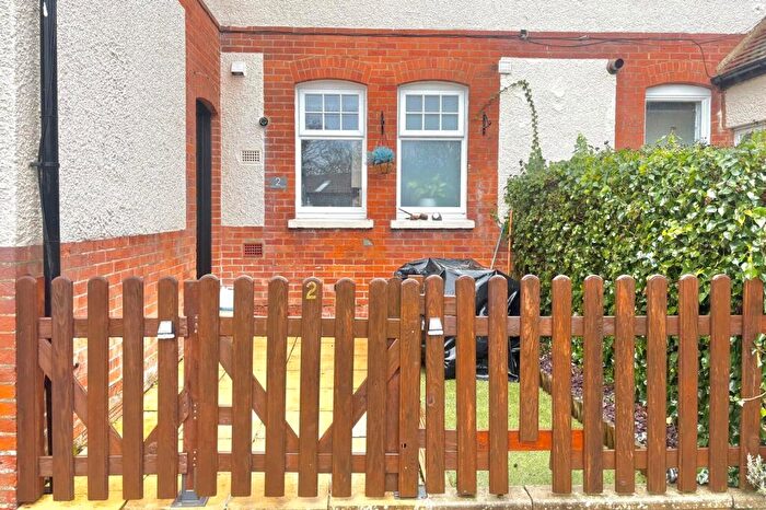 2 Bedroom Flat For Sale In The Crescent, Farnham, Surrey, GU9