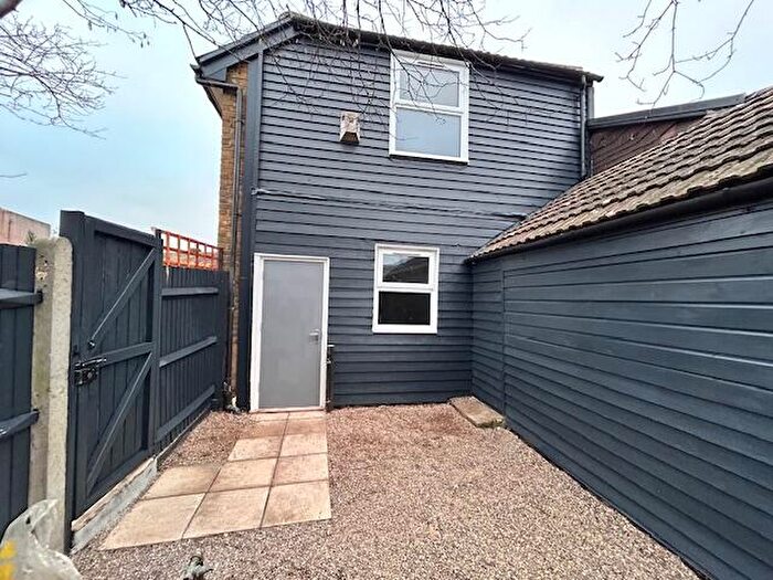 2 Bedroom Flat To Rent In High Street, Sheerness, ME12