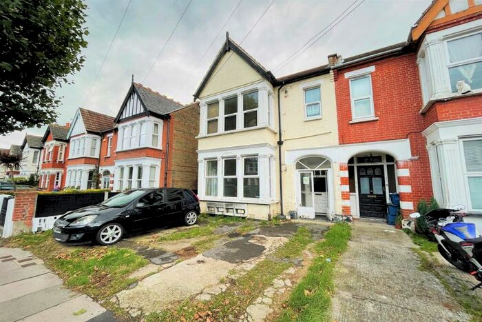 Flat To Rent In Valkyrie Road, Essex, SS0