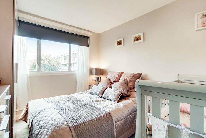 2 Bedroom Flat For Sale In O'Leary Square, Stepney, London, E1