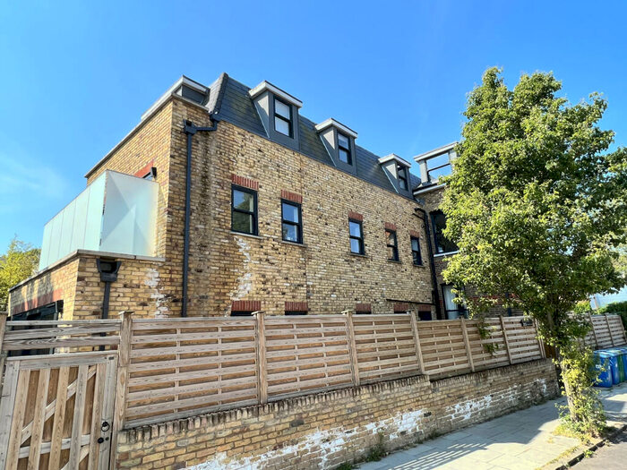 3 Bedroom Apartment To Rent In Lordship Lane, London, SE22