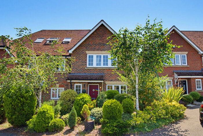 3 Bedroom End Of Terrace House For Sale In Doresa Close, Row Town, KT15