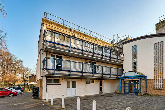 2 Bedroom Apartment To Rent In Baddow Close, Woodford Green, IG8