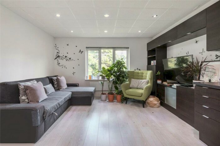 1 Bedroom Flat To Rent In Brymay Close, Bromley-by-Bow, E3