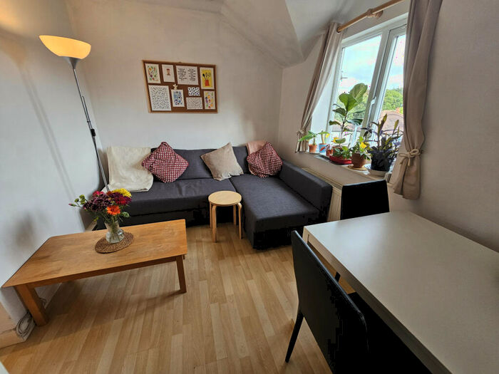 2 Bedroom Flat To Rent In Delph Court, Leeds, LS6