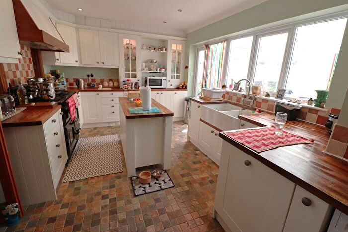 4 Bedroom Semi Detached House For Sale In Daws Heath Road, Daws Heath, Benfleet, SS7