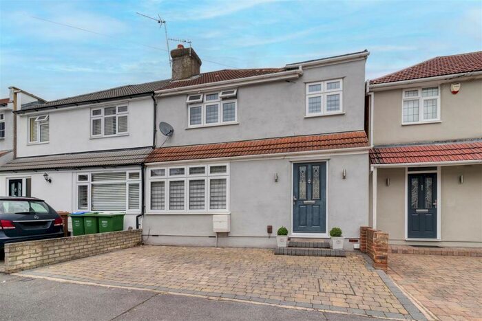 4 Bedroom Semi-Detached House To Rent In Grosvenor Road, Bexleyheath, DA6