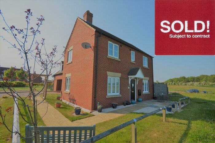 3 Bedroom Semi-Detached House For Sale In Woodgreen Close, Desborough, Kettering, NN14