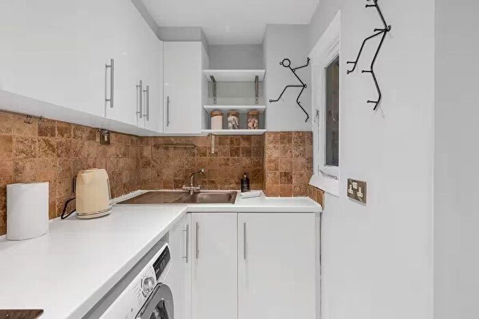 2 Bedroom Flat To Rent In Addison Road, Notting Hill, London, W14