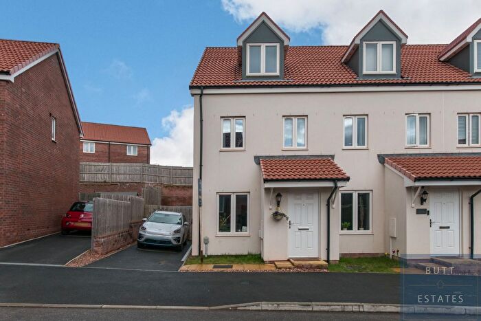 3 Bedroom Semi-Detached House For Sale In Blacksmith Drive, Exeter, EX1