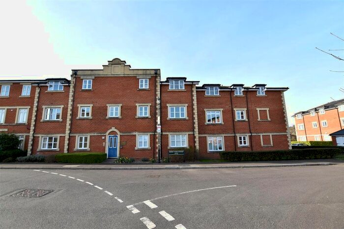 2 Bedroom Property To Rent In Royal Earlswood Park, Redhill, RH1