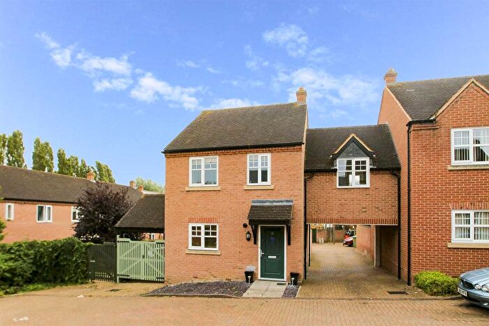 3 Bedroom Link Detached House To Rent In Rays Close, Bletchley, Milton Keynes, MK2