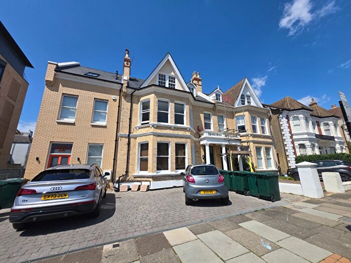 3 Bedroom Flat To Rent In Sackville Gardens, Hove, BN3