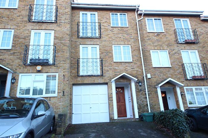 4 Bedroom Town House To Rent In Boyd Close, North Kingston, KT2
