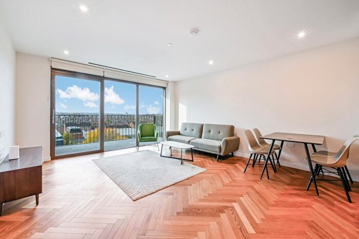 2 Bedroom Flat To Rent In Valentine House, Kings Road Park, London, SW6