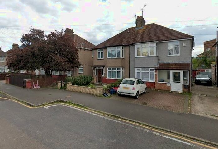 4 Bedroom Semi-Detached House To Rent In Kingsley Avenue, Hounslow, TW3