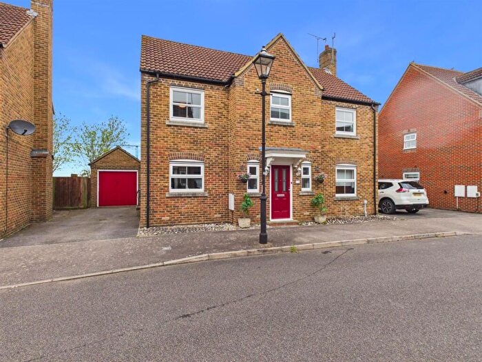 4 Bedroom Detached House For Sale In Brimmers Way, Fairford Leys, Aylesbury, HP19