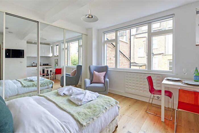 Studio To Rent In Cornwall Crescent, London, W11