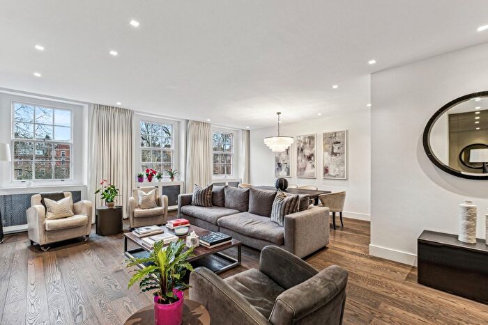 3 Bedroom Flat To Rent In Cadogan Square, Knightsbridge, SW1X