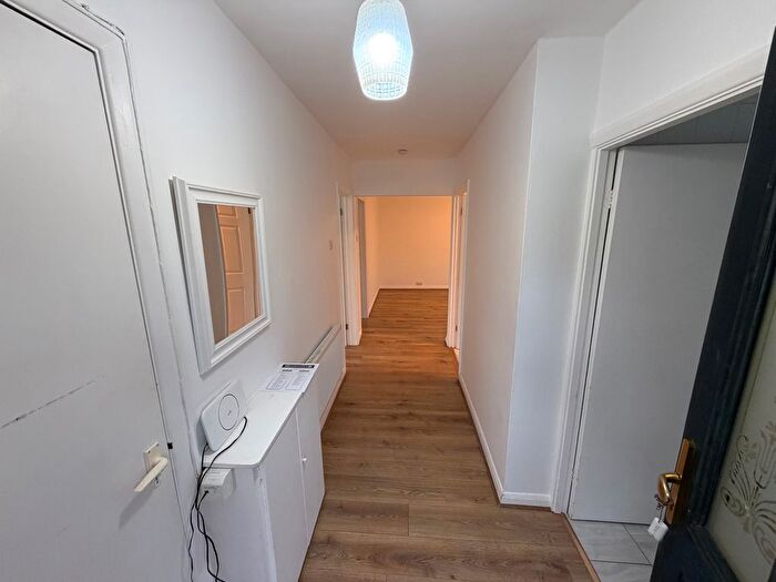 2 Bedroom Maisonette To Rent In Cromwell Close, East Finchley, N2