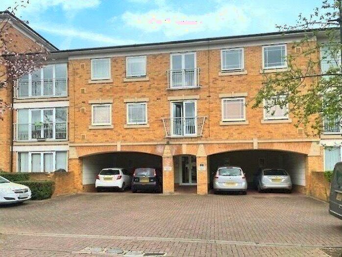 2 Bedroom Flat To Rent In New Stairs, Chatham, Kent, ME4