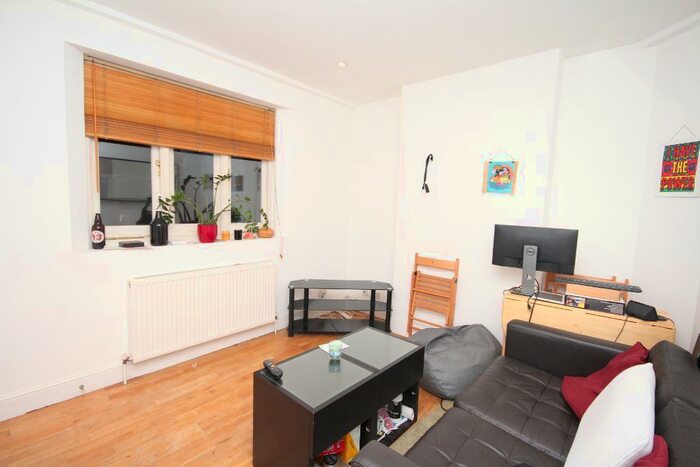 2 Bedroom Flat To Rent In Fortess Grove, Kentish Town, London, NW5