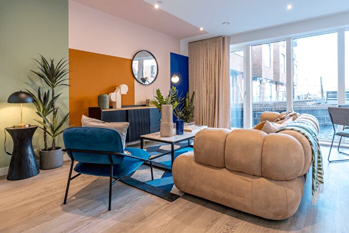 2 Bedroom Flat For Sale In Bell Road, Hounslow, TW3