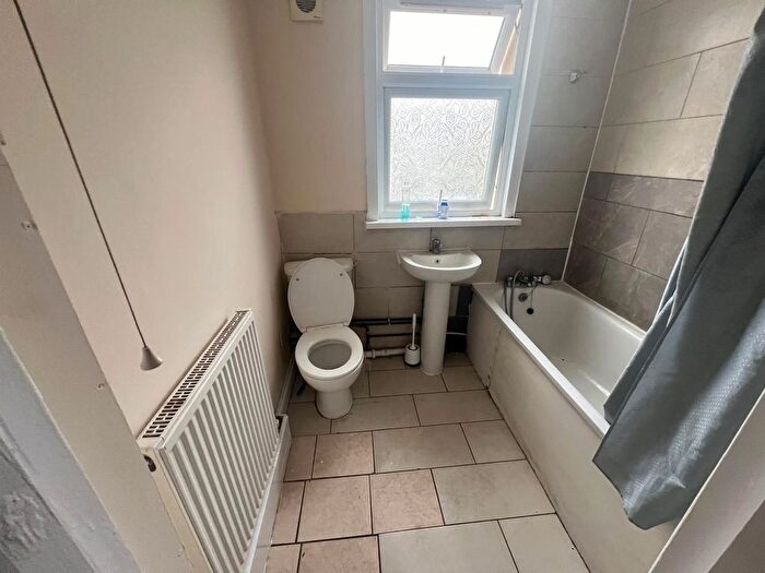 3 Bedroom Flat To Rent In Trinity Road, Southall, UB1