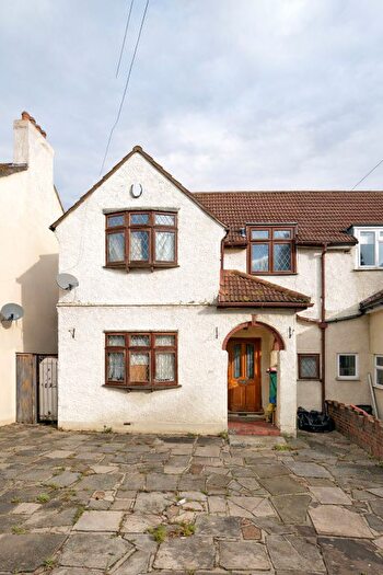 3 Bedroom Semi Detached House For Sale In Burnham Road, Romford, RM7