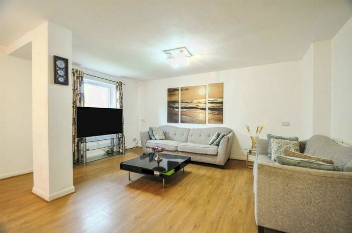 3 Bedroom Apartment To Rent In Friern Park, North Finchley, N12