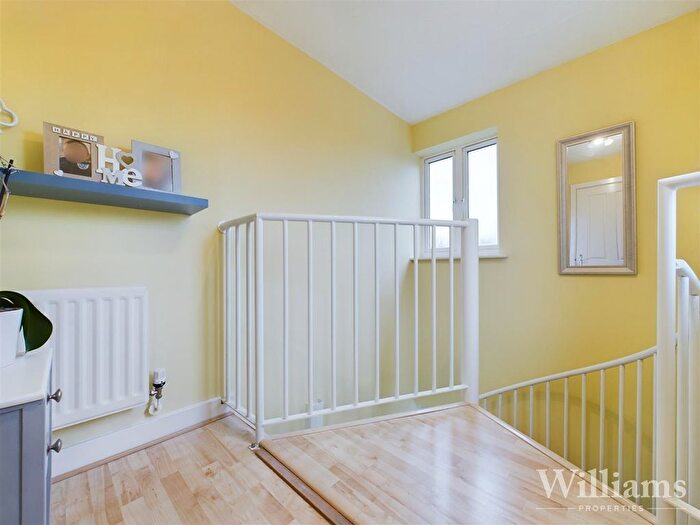 2 Bedroom Flat For Sale In Crowell Mews, Aylesbury, HP19