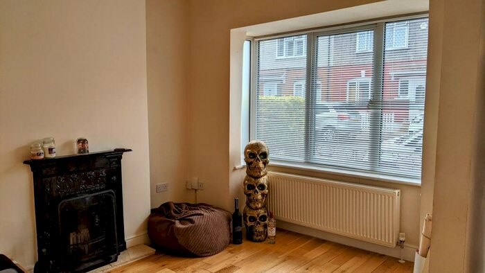 2 Bedroom House To Rent In Mint Road, Wallington, SM6