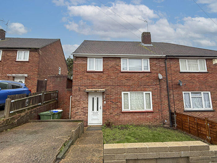 3 Bedroom Semi Detached House To Rent In Chiltern Close, Bexleyheath, DA7