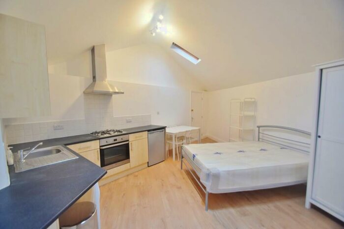 Flat To Rent In Golders Green Crescent, Golders Green, NW11